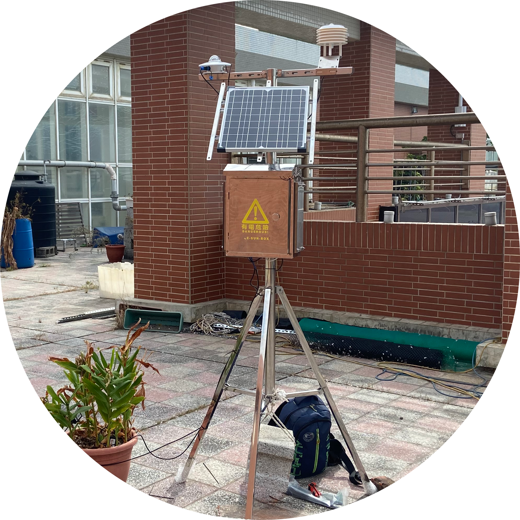 Low-cost, low-energy mobile monitoring station.